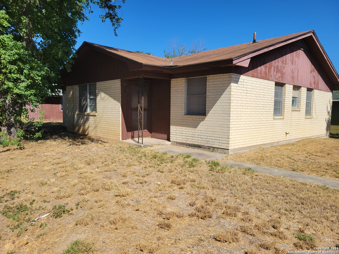 901 Coleman Street Poteet TX 78065