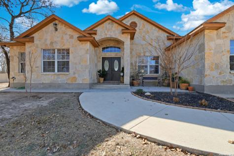 228 County Road 6864 Natalia TX 78059