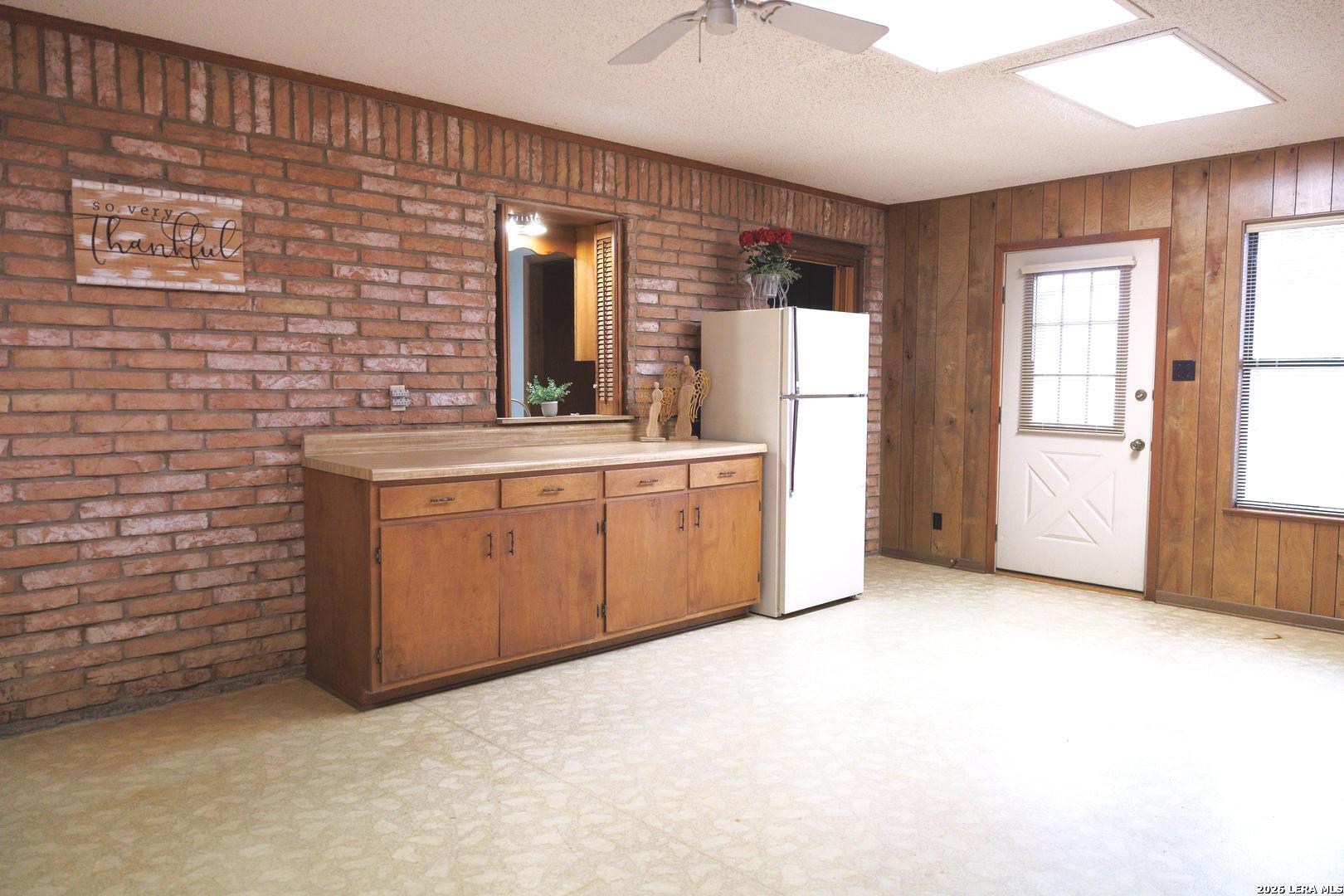 105 S Sayers Devine TX 78016