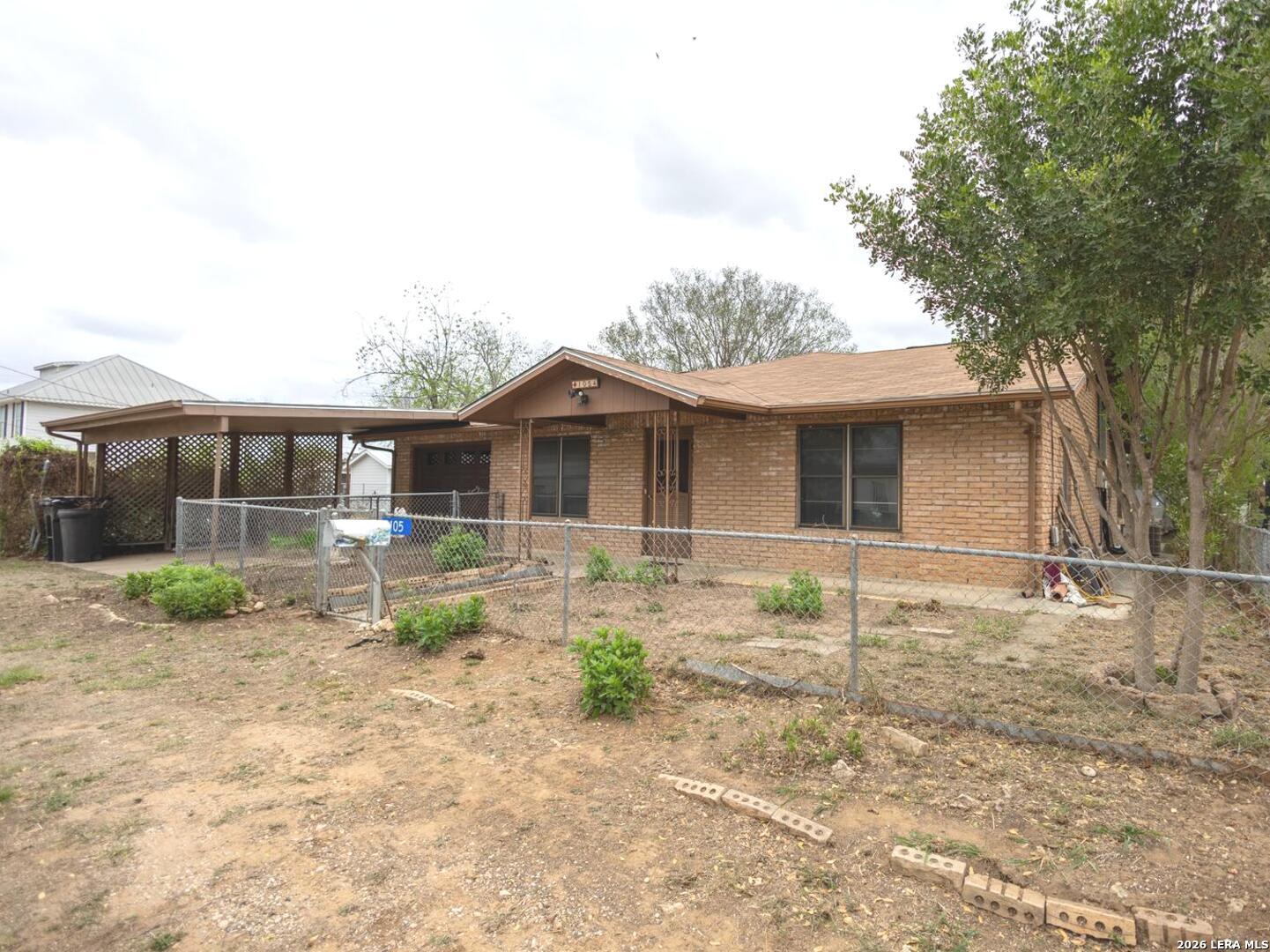 105 S Sayers Devine TX 78016