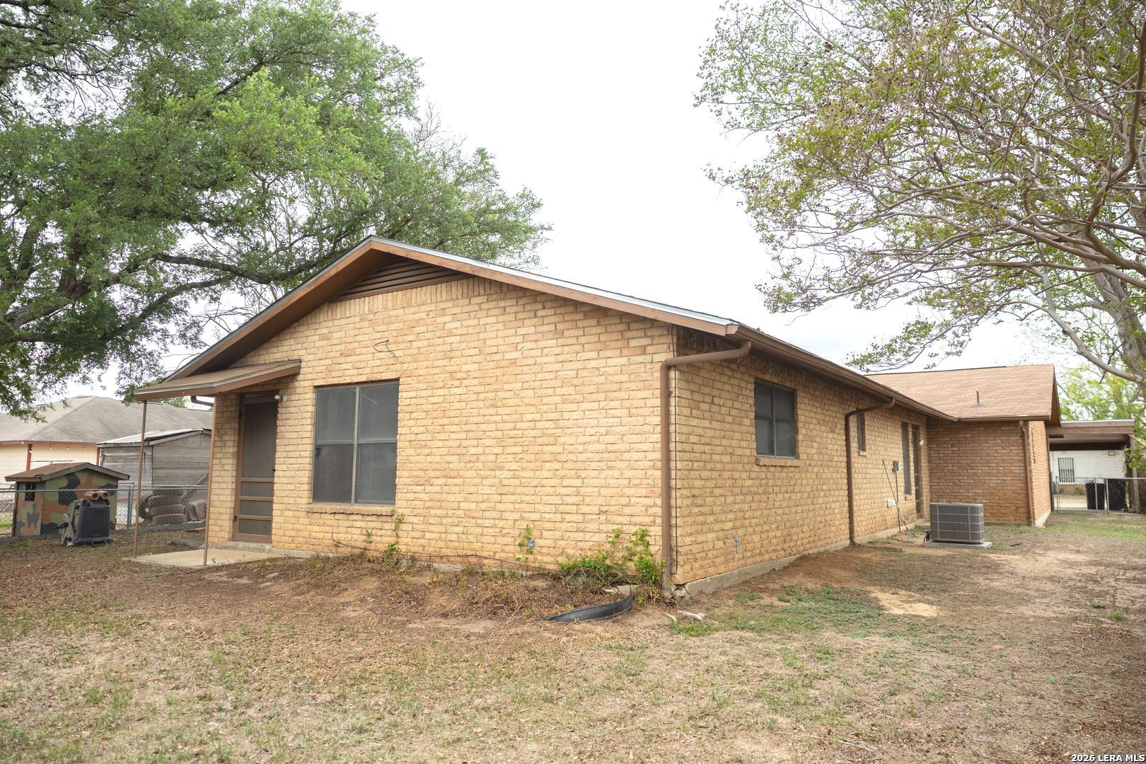 105 S Sayers Devine TX 78016