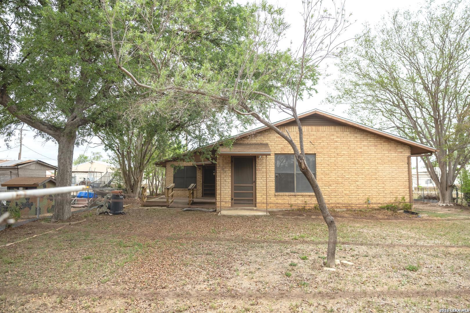 105 S Sayers Devine TX 78016