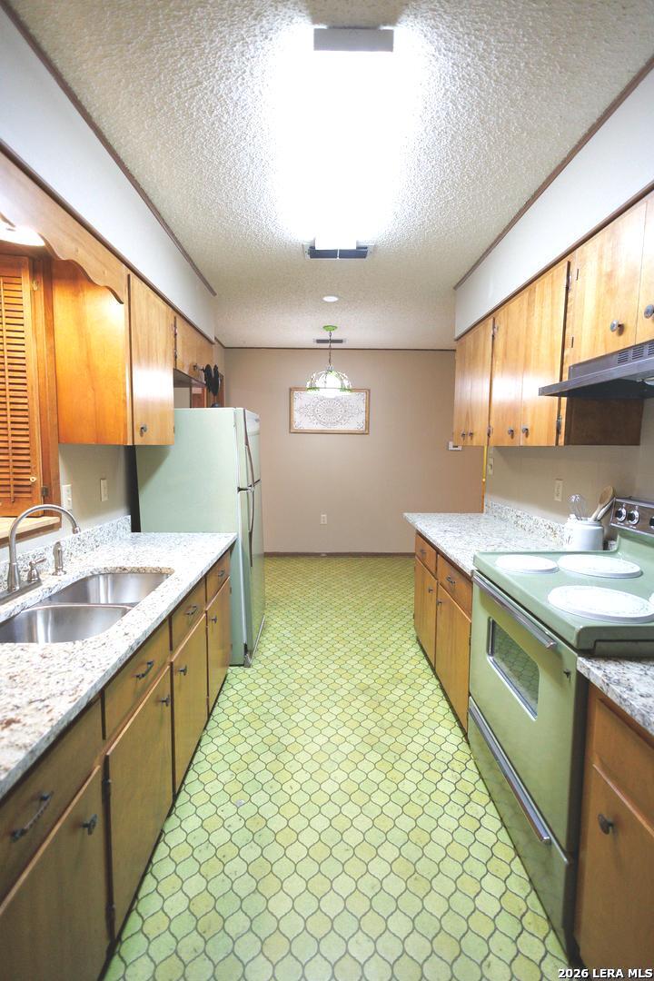 105 S Sayers Devine TX 78016