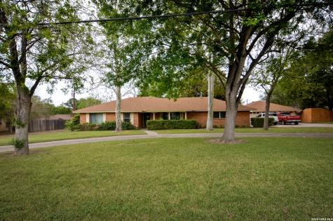 608 F Street Floresville TX 78114