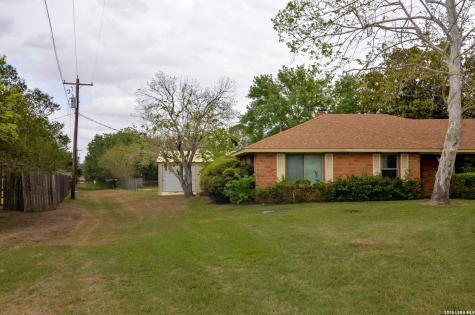 608 F Street Floresville TX 78114
