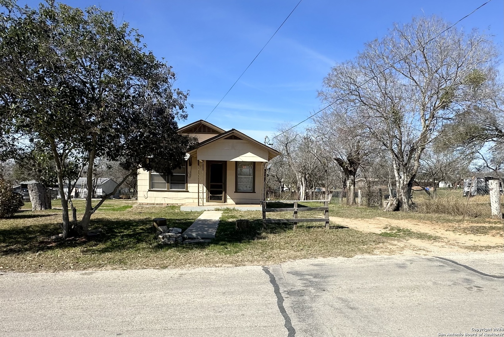 915 Standish Street Floresville TX 78114