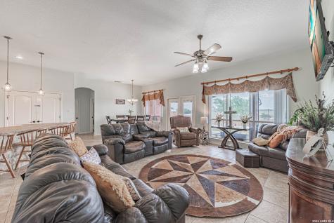 700 Lake Valley La Vernia TX 78121