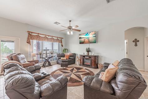 700 Lake Valley La Vernia TX 78121