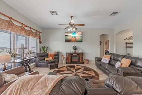 700 Lake Valley La Vernia TX 78121