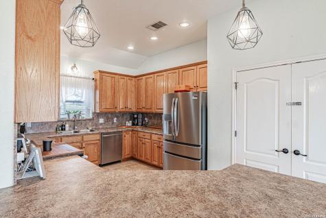 700 Lake Valley La Vernia TX 78121