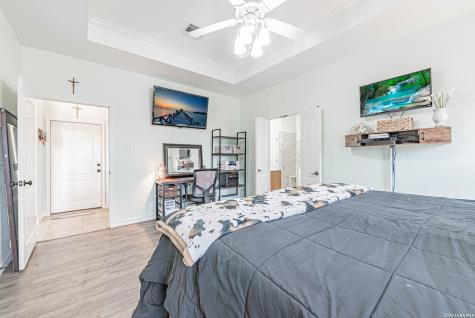 700 Lake Valley La Vernia TX 78121