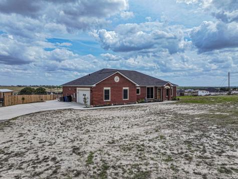 700 Lake Valley La Vernia TX 78121