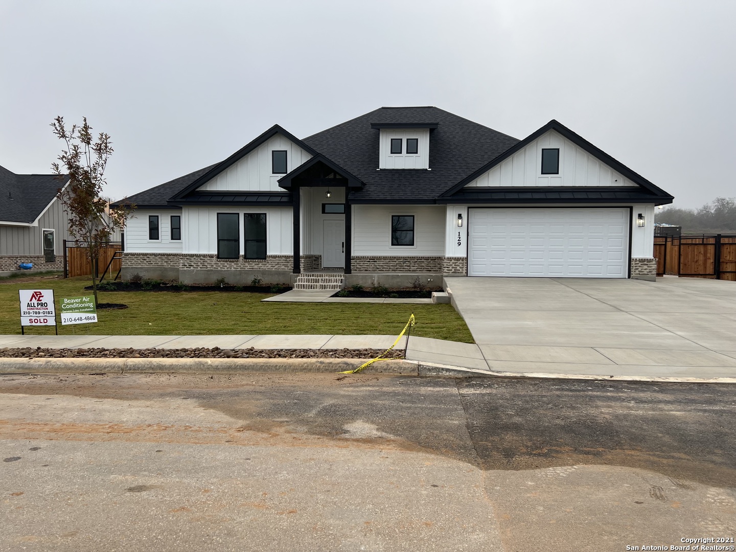 129 W Magnolia Circle La Vernia TX 78121