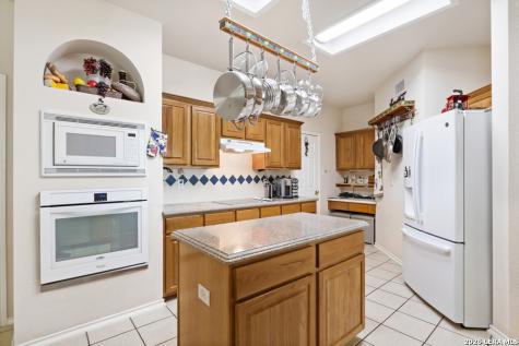 1123 Meadowalk San Antonio TX 78253