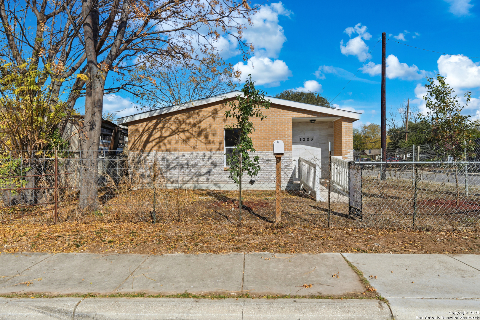 1203 Saltillo San Antonio TX 78207