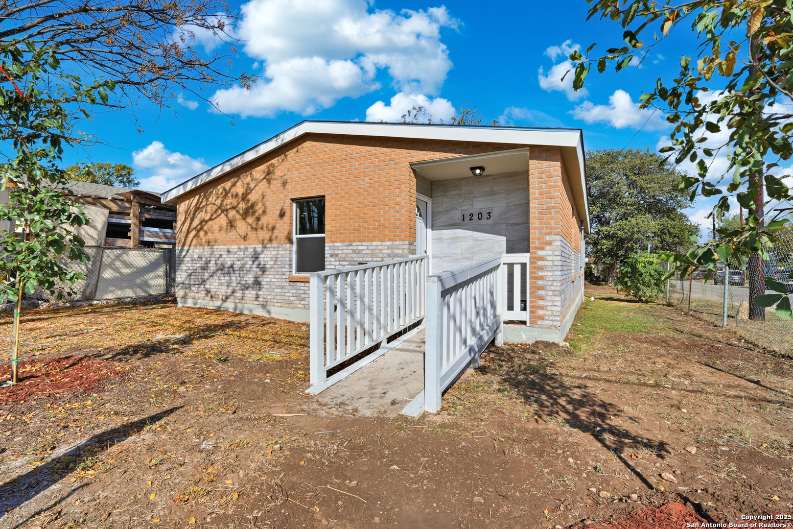 1203 Saltillo San Antonio TX 78207