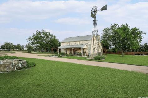271 Smokehouse Road Fredericksburg TX 78624
