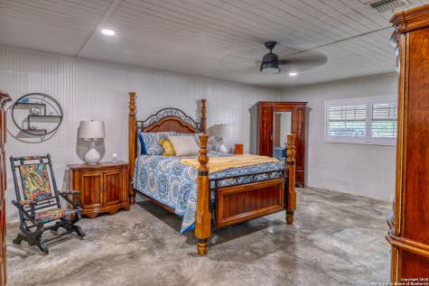 433 Mills Lane Uvalde TX 78801