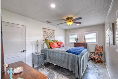 433 Mills Lane Uvalde TX 78801
