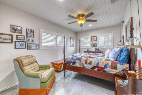 433 Mills Lane Uvalde TX 78801