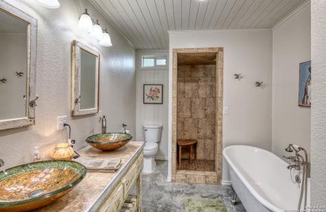 433 Mills Lane Uvalde TX 78801