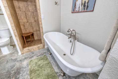 433 Mills Lane Uvalde TX 78801