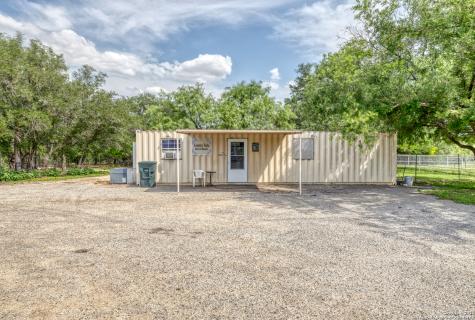 433 Mills Lane Uvalde TX 78801