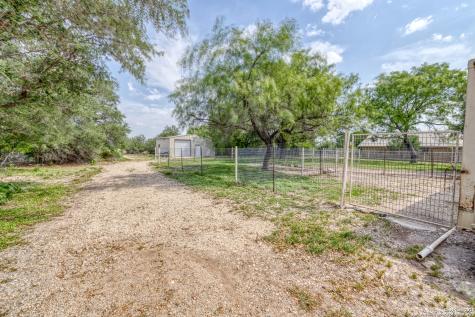 433 Mills Lane Uvalde TX 78801
