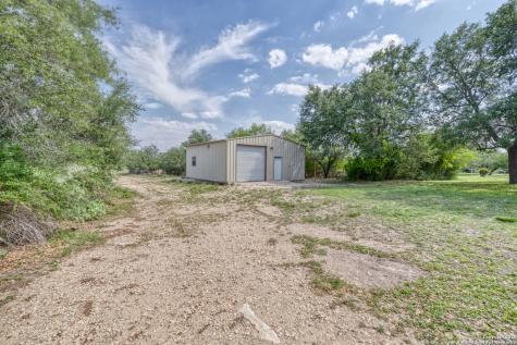 433 Mills Lane Uvalde TX 78801