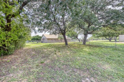 433 Mills Lane Uvalde TX 78801