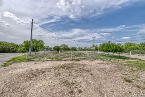 433 Mills Lane Uvalde TX 78801