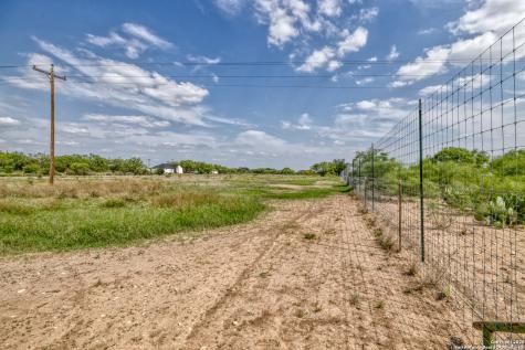 433 Mills Lane Uvalde TX 78801