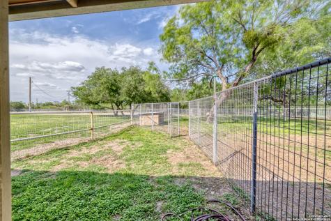 433 Mills Lane Uvalde TX 78801
