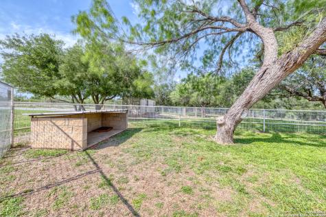 433 Mills Lane Uvalde TX 78801