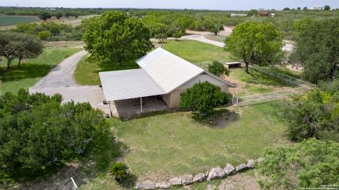 433 Mills Lane Uvalde TX 78801