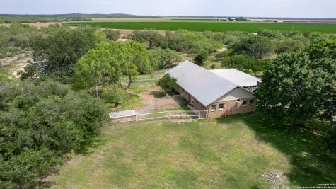 433 Mills Lane Uvalde TX 78801