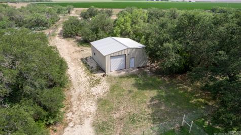433 Mills Lane Uvalde TX 78801