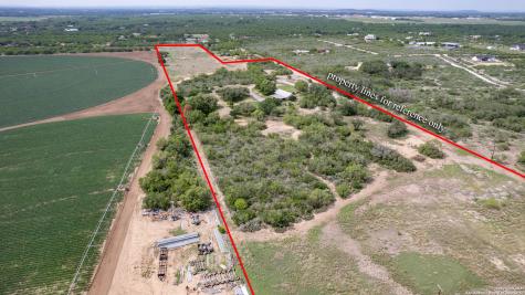 433 Mills Lane Uvalde TX 78801