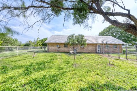 433 Mills Lane Uvalde TX 78801
