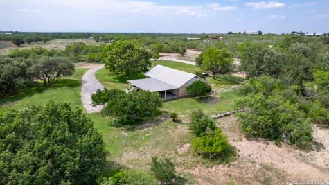 433 Mills Lane Uvalde TX 78801