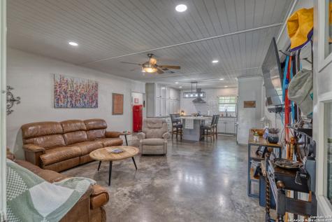 433 Mills Lane Uvalde TX 78801