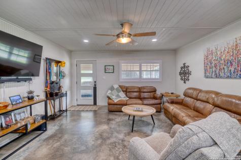 433 Mills Lane Uvalde TX 78801