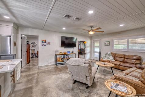 433 Mills Lane Uvalde TX 78801