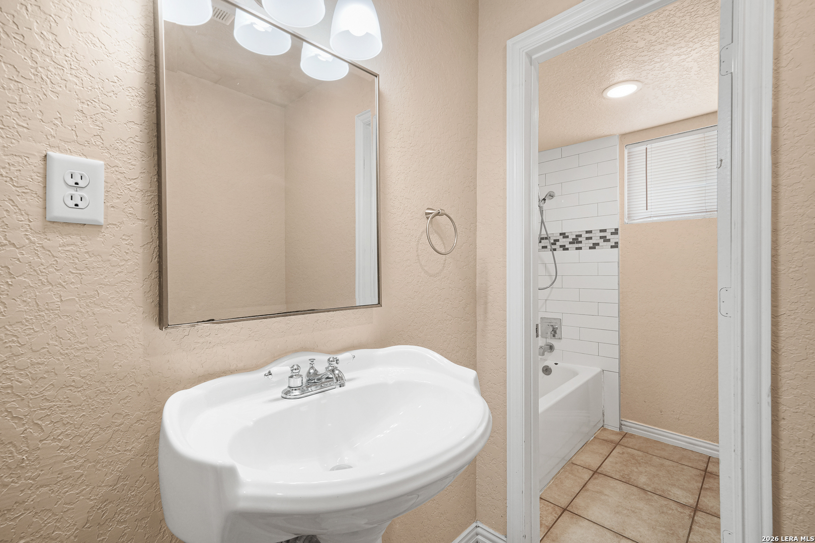 1651 S Elmendorf San Antonio TX 78207