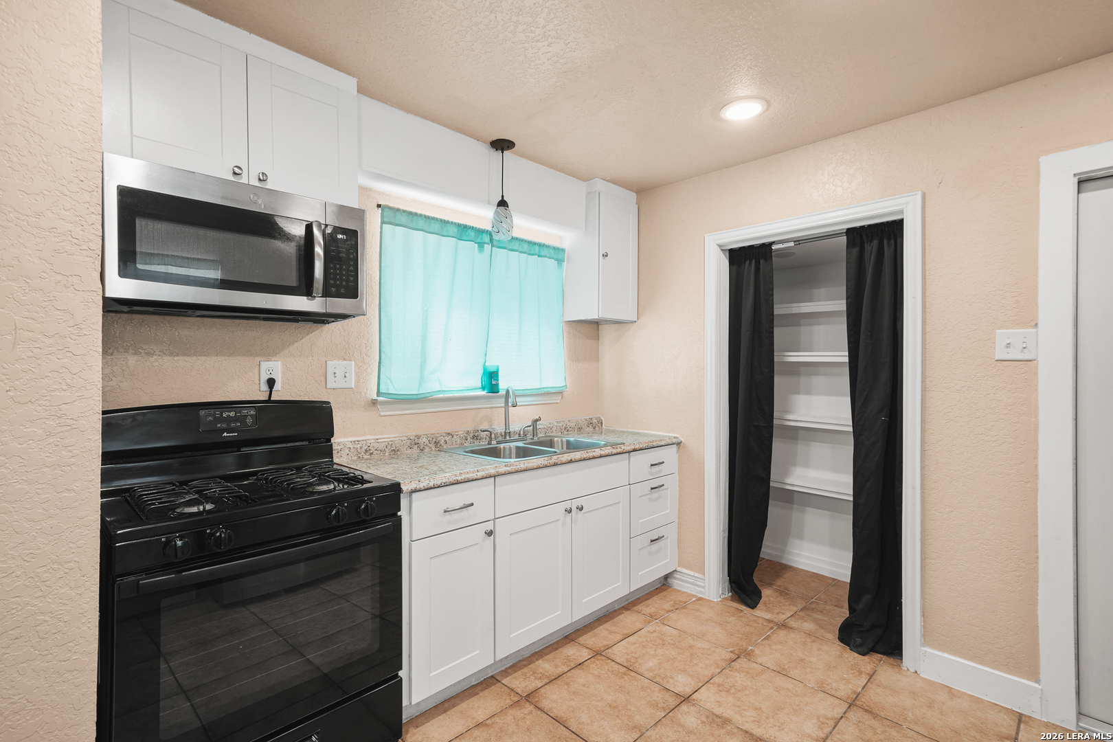 1651 S Elmendorf San Antonio TX 78207