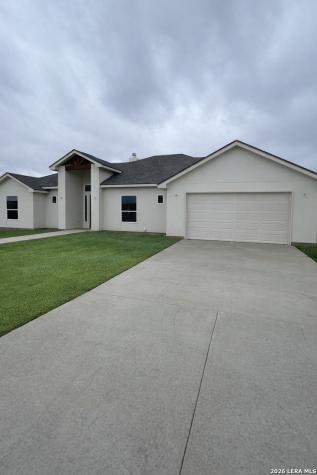 613 34th Street Hondo TX 78861