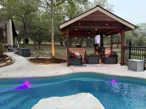 828 Shady Grove Adkins TX 78101