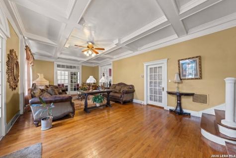 112 E Mistletoe Avenue San Antonio TX 78212