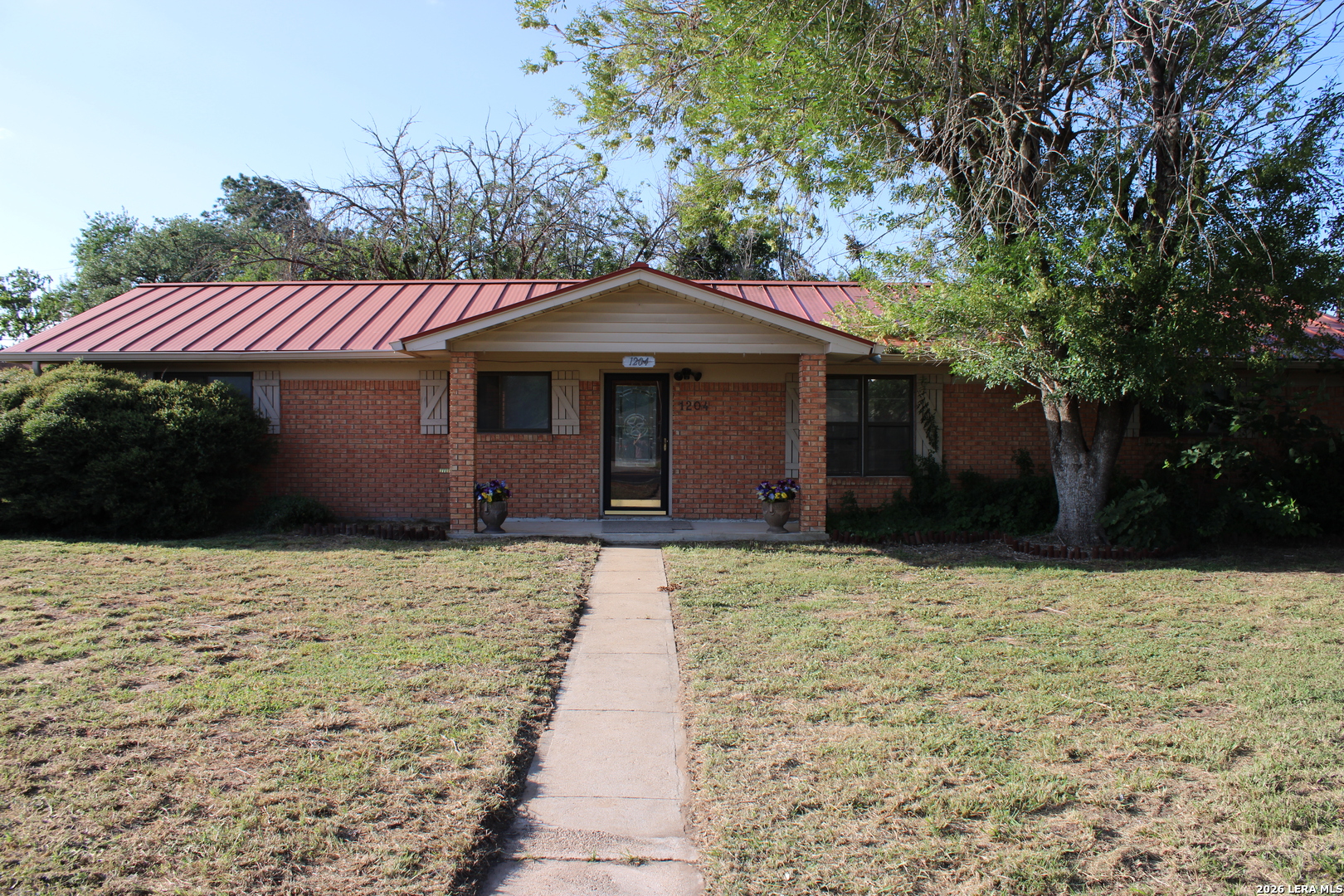 1204 W Goodwin Street Pleasanton TX 78064