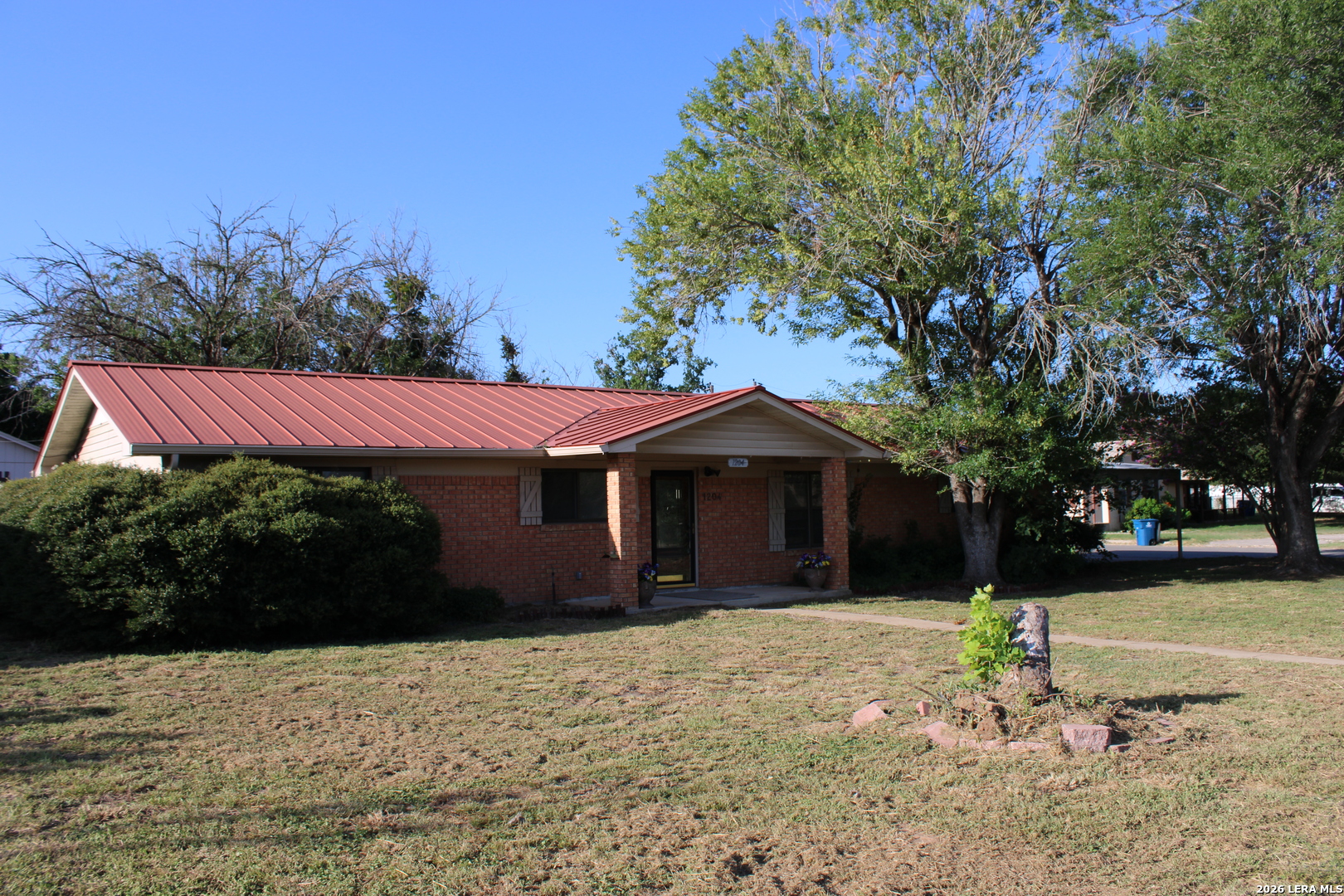 1204 W Goodwin Street Pleasanton TX 78064